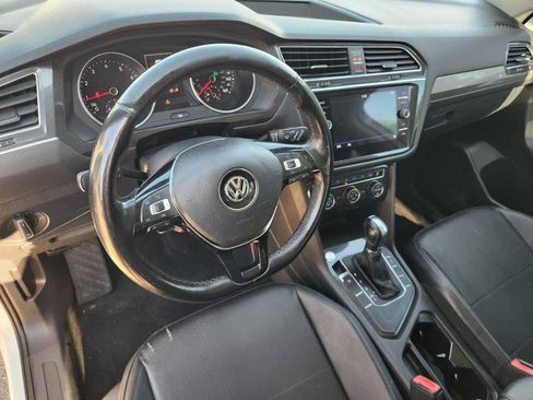Used 2018 Volkswagen Tiguan SE w/ Panoramic Sunroof Package FWD image 2