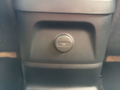 Used 2023 Volvo XC60 T8 Ultimate w/ Climate Package image 53