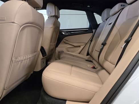 Used 2025 Porsche Macan image 11