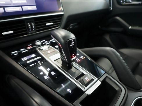 Certified 2023 Porsche Cayenne Platinum Edition AWD/4WD image 18