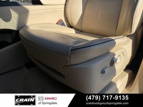 Used 2023 Cadillac Escalade Premium Luxury AWD/4WD image 22