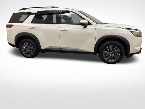 Used 2025 Nissan Pathfinder SV image 4