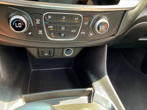 Used 2021 Chevrolet Traverse LT image 15