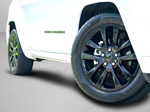 Used 2020 Jeep Grand Cherokee Altitude RWD image 3