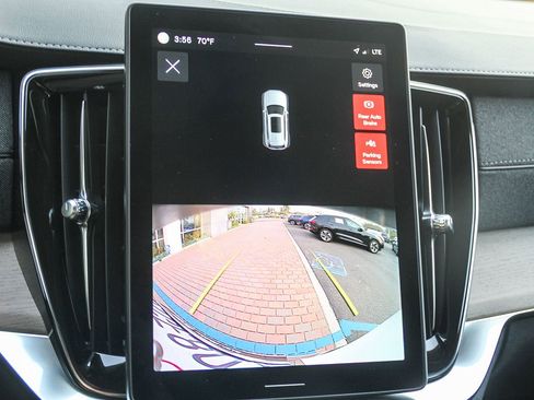 Certified 2025 Volvo XC90 B6 Core w/ Climate Package image 27