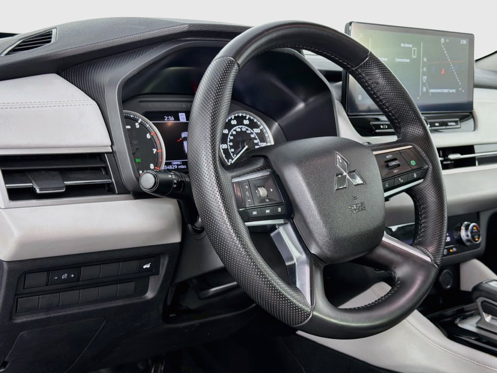 Used 2025 Mitsubishi Outlander SE FWD image 38