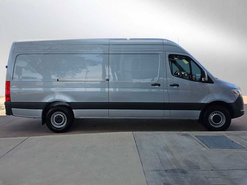 Used 2025 Mercedes-Benz Sprinter 2500 image 2