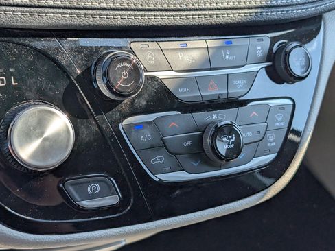 Used 2023 Chrysler Pacifica Touring-L FWD image 12