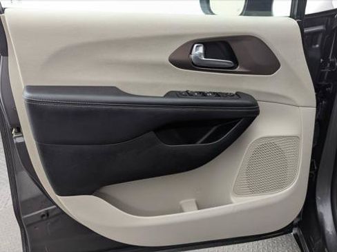 Used 2023 Chrysler Voyager LX FWD image 13