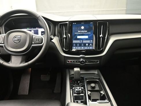 Used 2024 Volvo XC60 B5 Core AWD/4WD image 9
