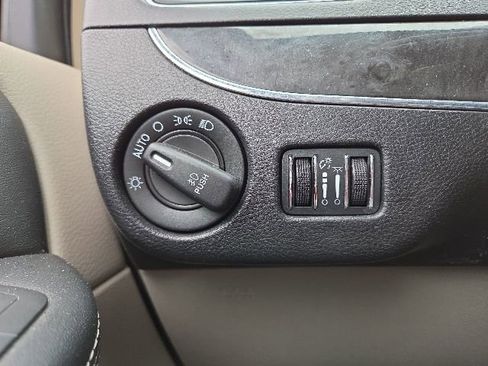 Used 2016 Chrysler Town & Country Touring-L FWD image 51