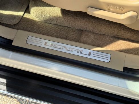Used 2010 GMC Yukon XL Denali AWD/4WD image 32
