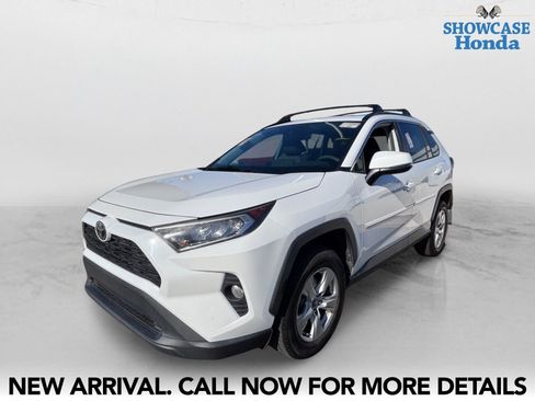 Used 2020 Toyota RAV4 XLE w/ Convenience Package FWD image 2