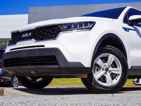 Used 2022 Kia Sorento LX AWD/4WD image 2