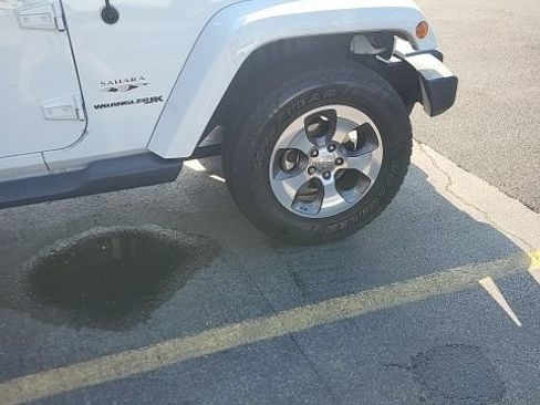Used 2018 Jeep Wrangler Sahara w/ Connectivity Group AWD/4WD image 13
