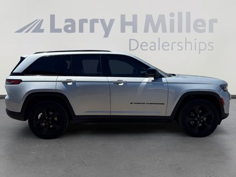 Used 2024 Jeep Grand Cherokee Altitude AWD/4WD image 6