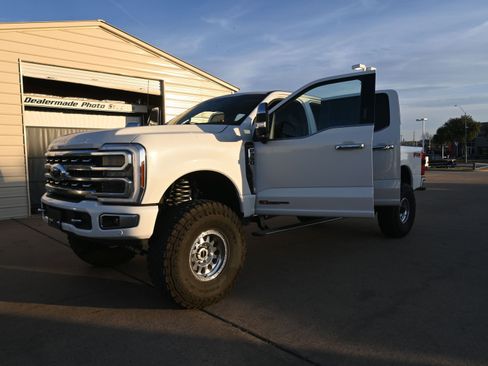 Used 2024 Ford F350 Platinum w/ FX4 Off-Road Package image 30