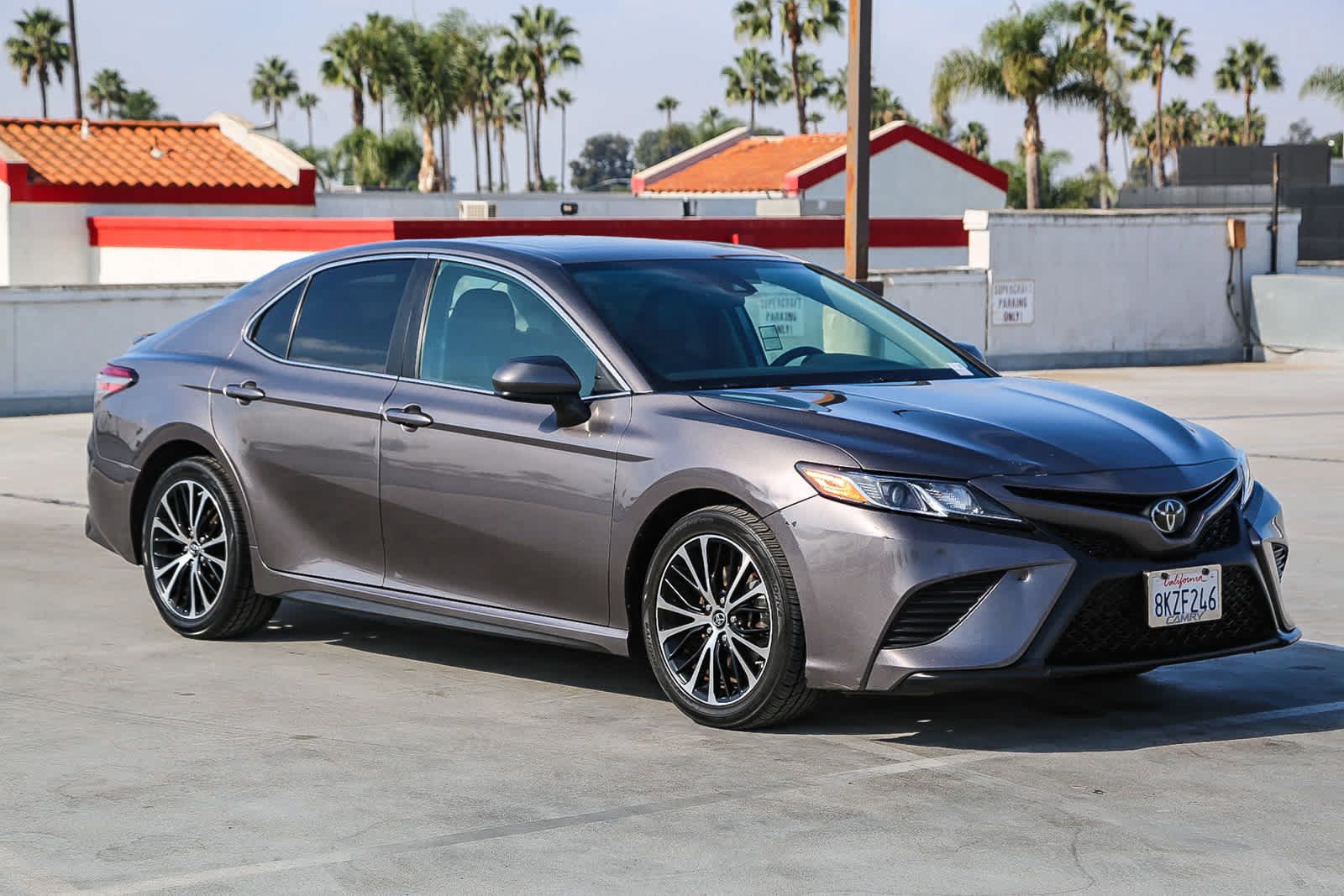 Used 2019 Toyota Camry SE w/ Blackout Package FWD image 4