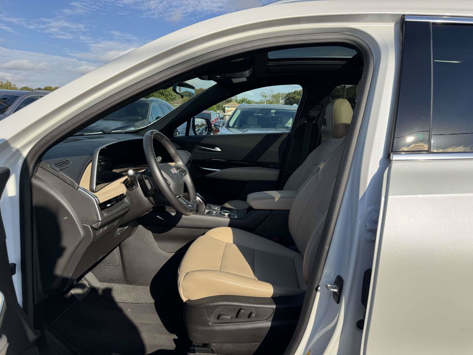 Used 2024 Cadillac XT4 Luxury w/ Cold Weather Package AWD/4WD image 14