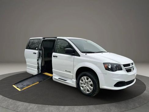 Used 2019 Dodge Grand Caravan SE w/ Power Convenience Group I FWD image 2