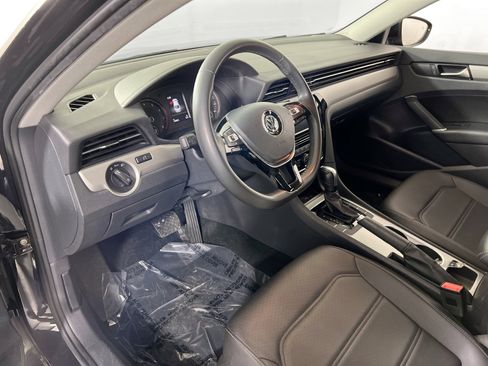Used 2021 Volkswagen Passat 2.0T SE FWD image 9