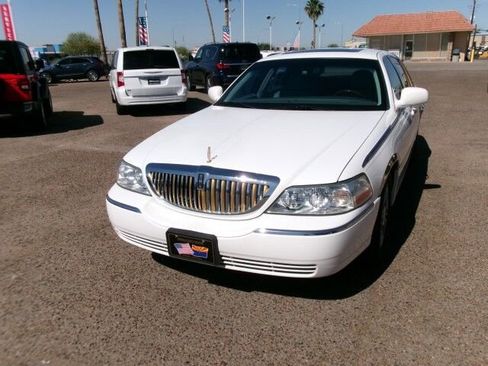 Used 2007 Lincoln Town Car Signature Limited RWD image 3