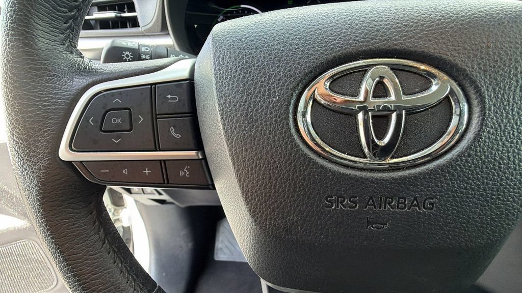Certified 2025 Toyota Sienna XLE FWD image 19