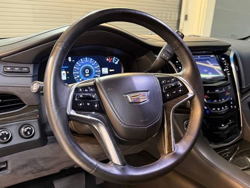 Used 2018 Cadillac Escalade ESV Platinum AWD/4WD image 4