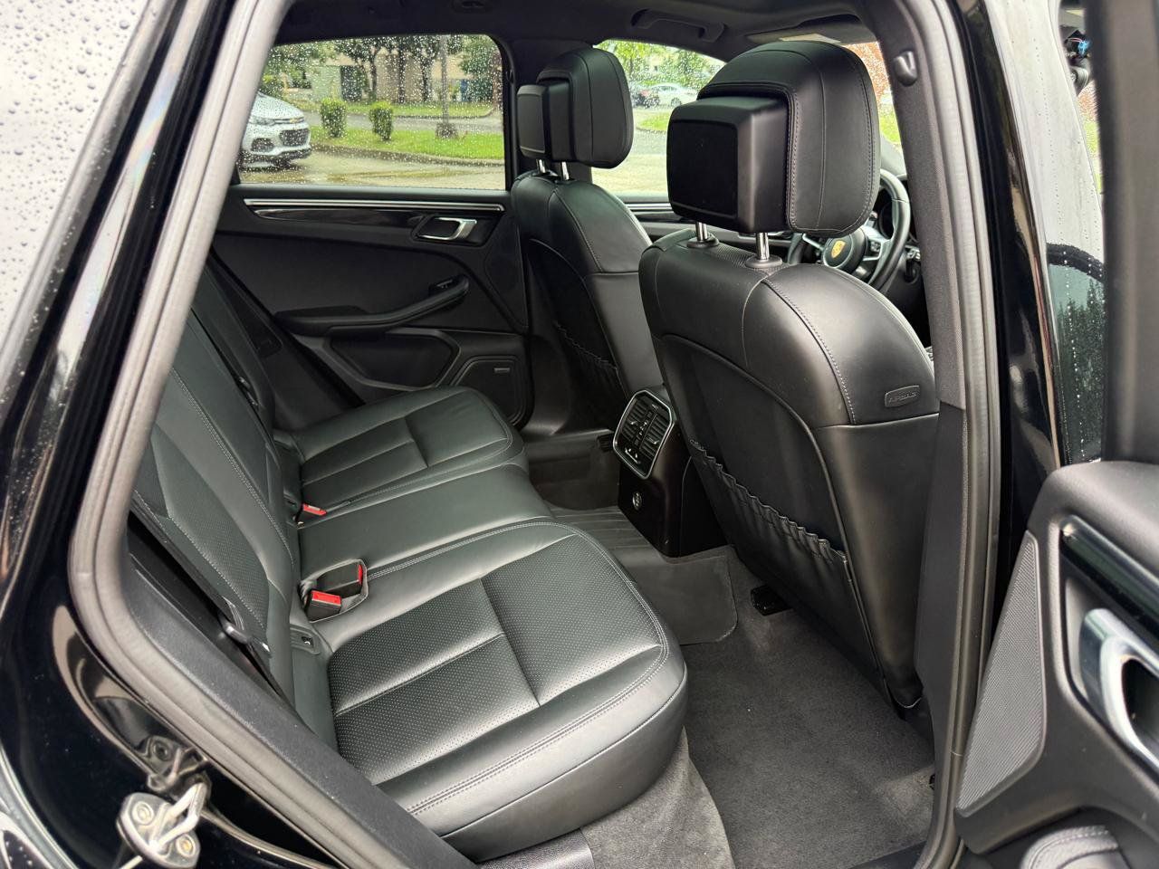 Used 2018 Porsche Macan AWD/4WD image 32