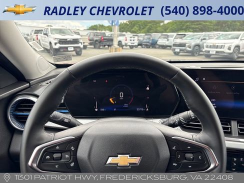 Certified 2025 Chevrolet Trax LT w/ LT Convenience Package FWD image 11