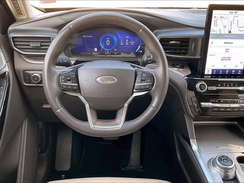 Used 2022 Ford Explorer Platinum w/ Equipment Group 601A image 5