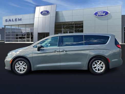 Used 2023 Chrysler Pacifica Touring-L FWD image 5