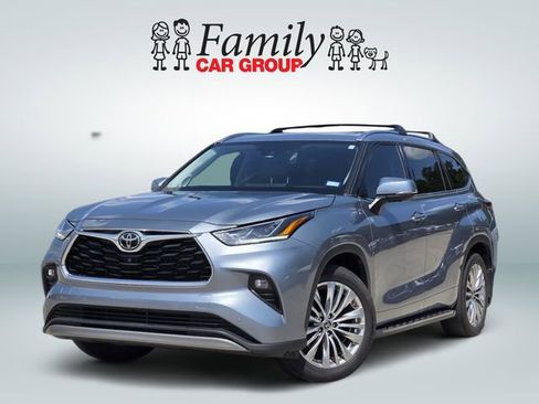 Used 2024 Toyota Highlander Platinum FWD image 1