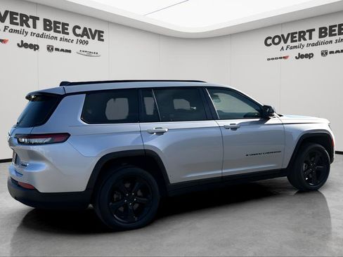 Used 2022 Jeep Grand Cherokee L Limited w/ Black Appearance Package image 10