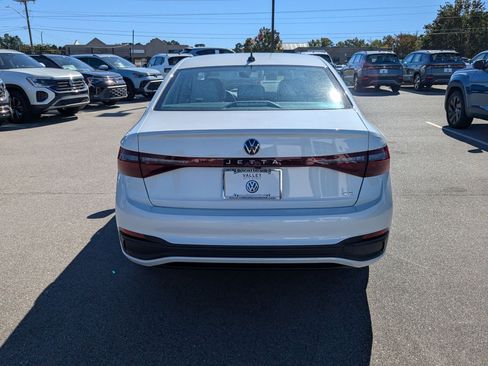 New 2026 Volkswagen Jetta SE image 4
