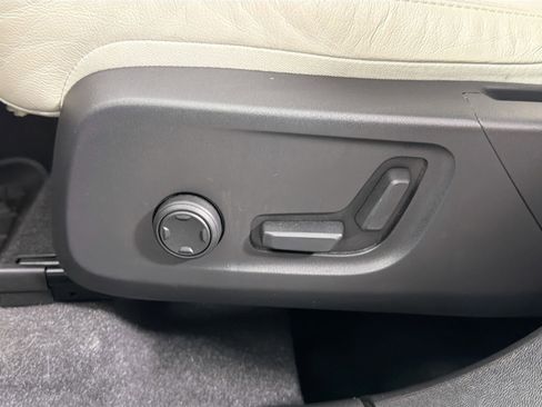 Certified 2023 Volvo XC40 B5 Plus w/ Protection Package Premier image 19