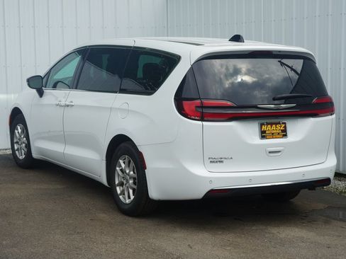 Used 2024 Chrysler Pacifica Touring-L FWD image 4