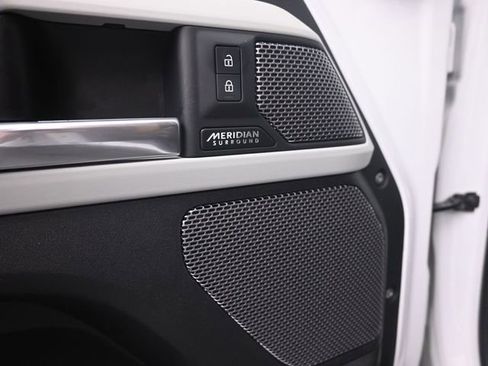 Used 2024 Land Rover Defender 110 X-Dynamic SE image 12