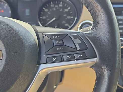 Used 2017 Nissan Rogue SL FWD image 14