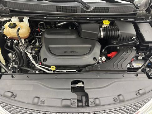 Used 2020 Chrysler Pacifica Touring-L FWD image 53