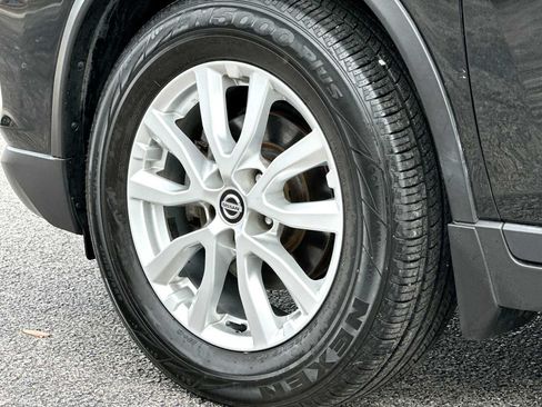 Used 2019 Nissan Rogue S w/ Special Edition Package FWD image 11