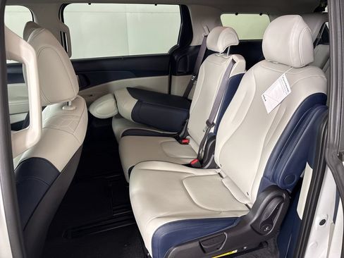 New 2026 Kia Carnival EX FWD image 26