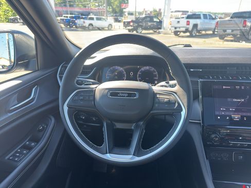 Used 2025 Jeep Grand Cherokee Laredo X RWD image 13