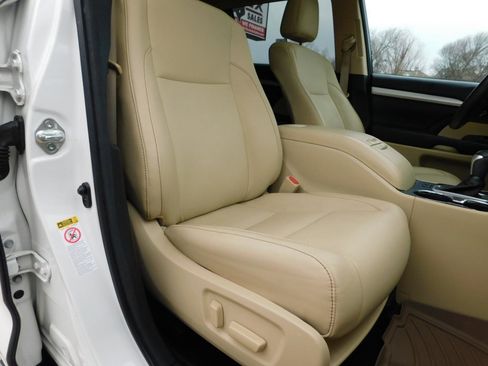 Used 2017 Toyota Highlander XLE image 17