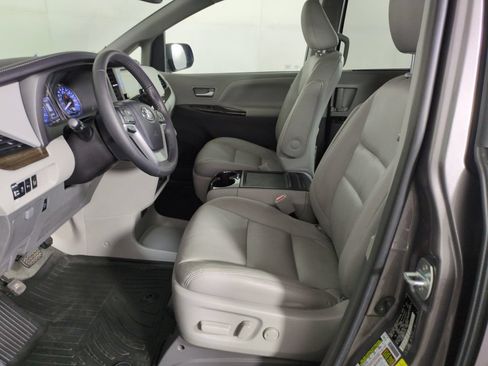 Used 2017 Toyota Sienna XLE Premium w/ Protection Package FWD image 12