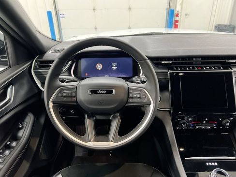 Used 2025 Jeep Grand Cherokee Altitude AWD/4WD image 11