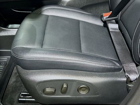 Used 2025 Chevrolet Traverse LT w/ Driver Confidence Package FWD image 16