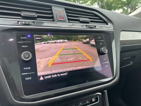 Used 2018 Volkswagen Tiguan SEL AWD/4WD image 15