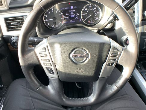 Used 2020 Nissan Titan SL w/ Moonroof Package image 13