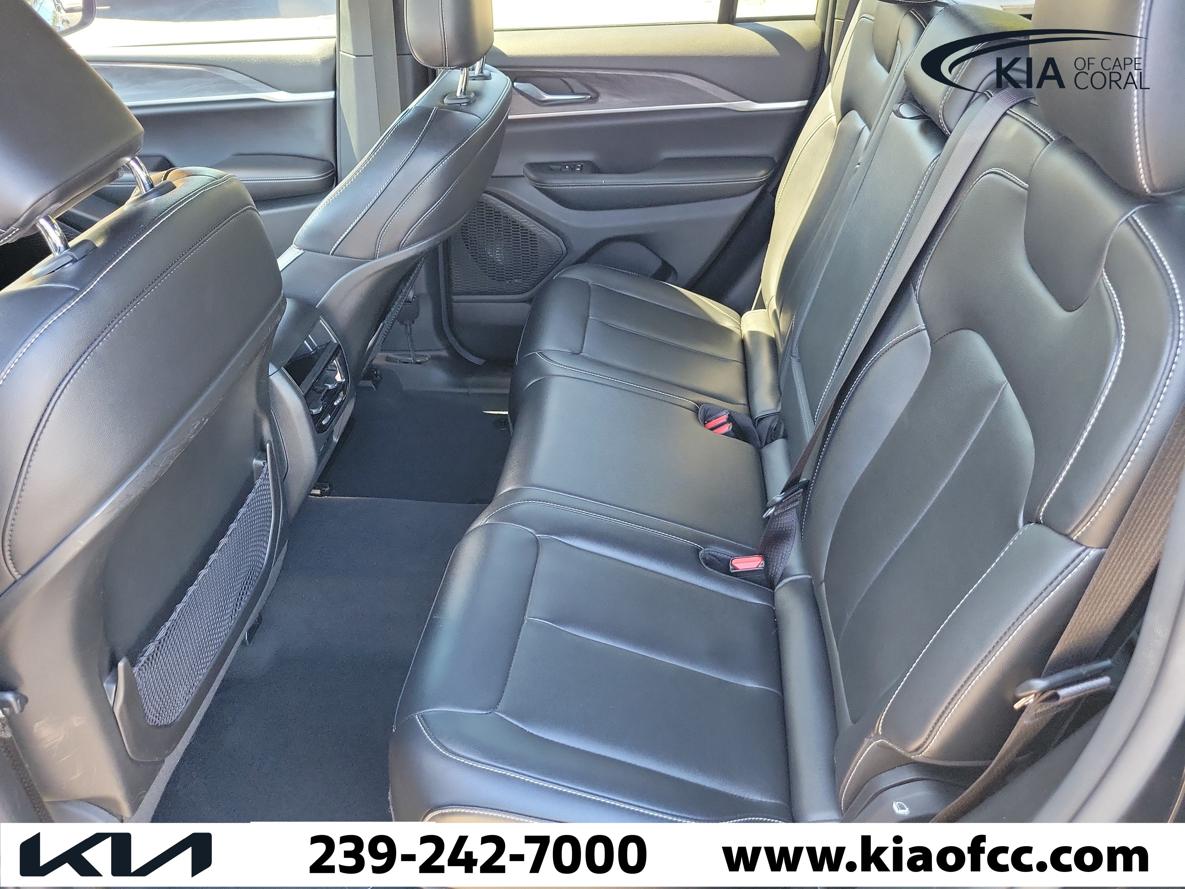 Used 2024 Jeep Grand Cherokee Limited w/ Black Appearance Package AWD/4WD image 13